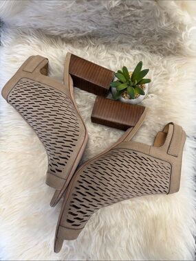 AntonioMelani Peep Toe LEATHER SANDALS 3.5”Heel CUTE Perorated Design EUC